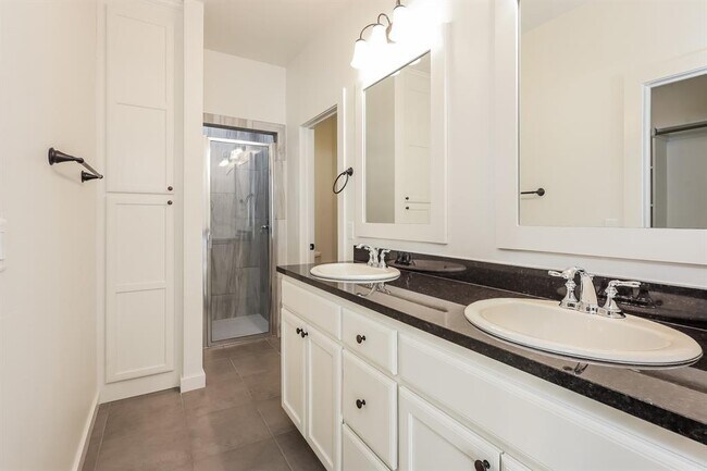 Building Photo - 320 W 3rd St