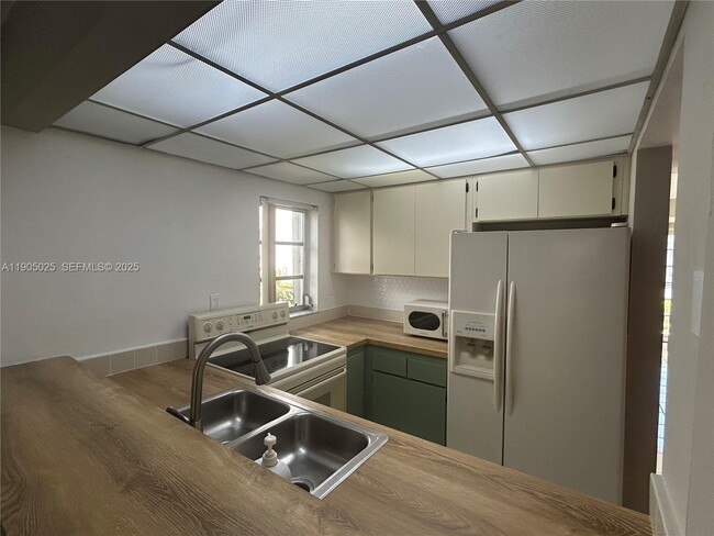 Building Photo - 3605 SW 17th St