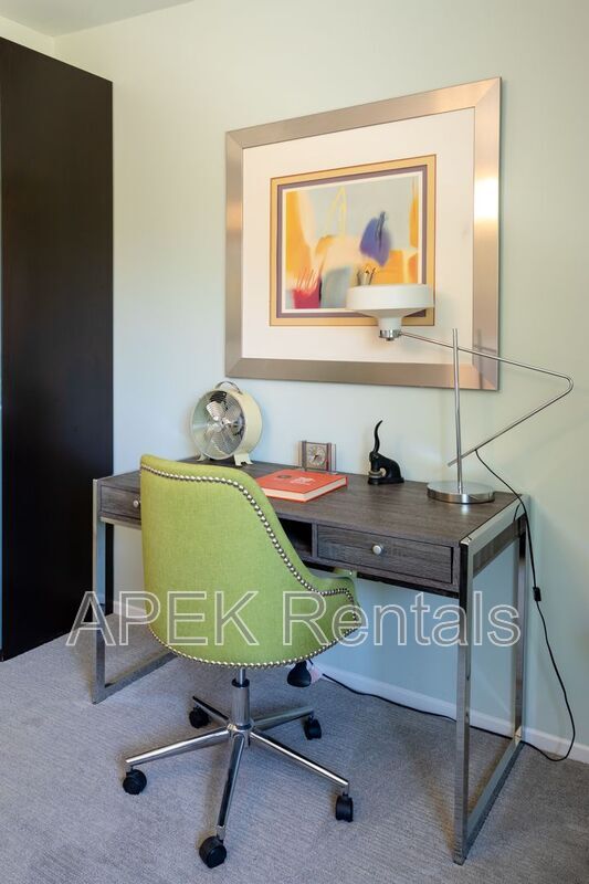 Building Photo - 2204 W Acacia Rd