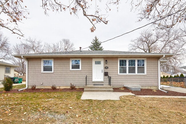 Building Photo - 409 SW Ash Dr