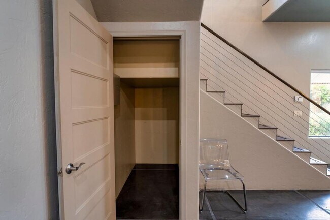 Building Photo - 2010 E 1st St