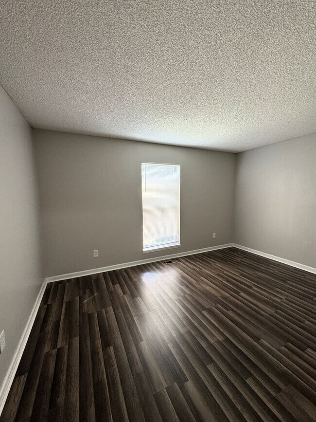 Building Photo - Move In Special: 1/2 Off 1st Month's Rent!