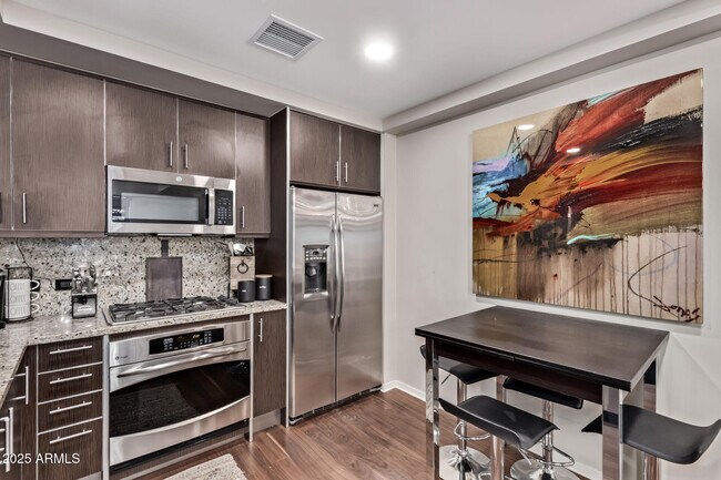 Building Photo - 7117 E Rancho Vista Dr