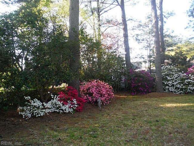 Building Photo - Larchmont