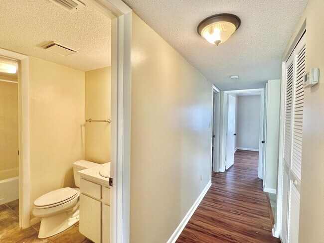 Building Photo - Charming 2-Bedroom Apartment Home in The Fairways – Silver Springs Shores