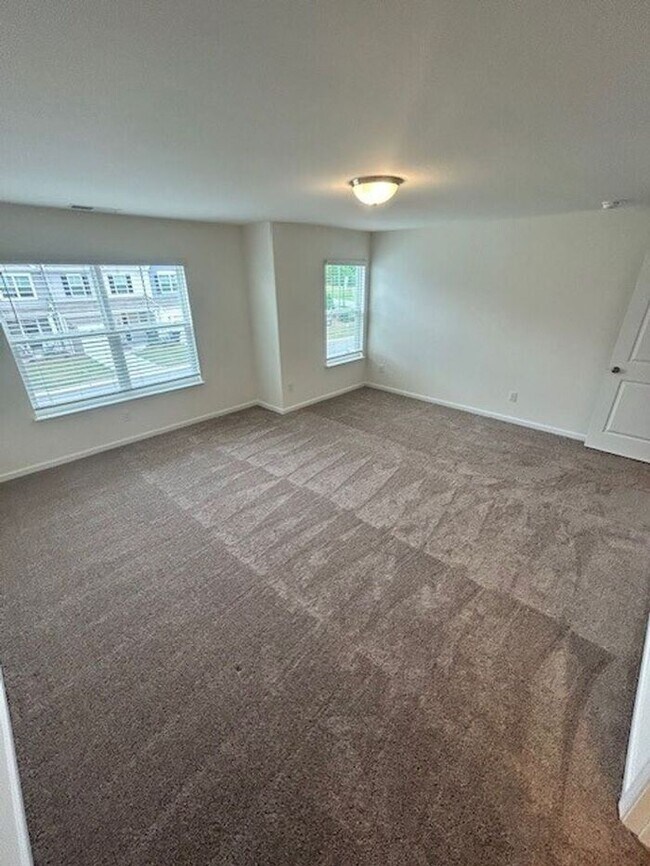 Building Photo - Limited Time Offer: First Full Month Rent-...