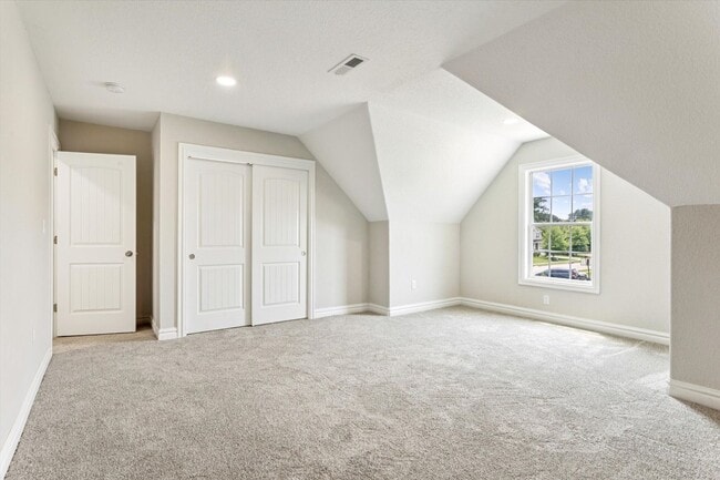 Building Photo - Renovated 5-bedroom 3.5-bathroom home loca...