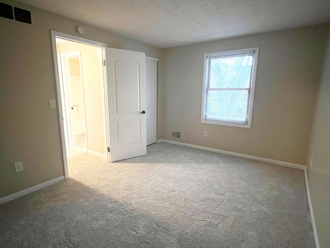 Building Photo - (2) bedroom Town-House w/ new Dining Room ...