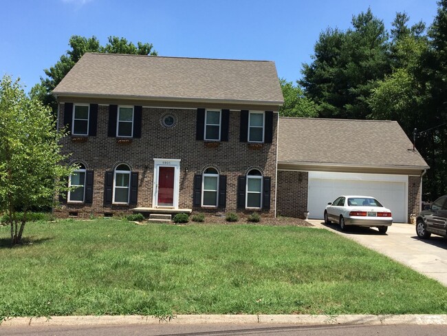 Building Photo - West Knoxville 3 Bedroom, 2.5 Bath, 2 car ...