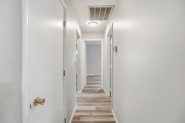 Building Photo - Three Bedroom Home with Great Outdoor Entertainment Space!