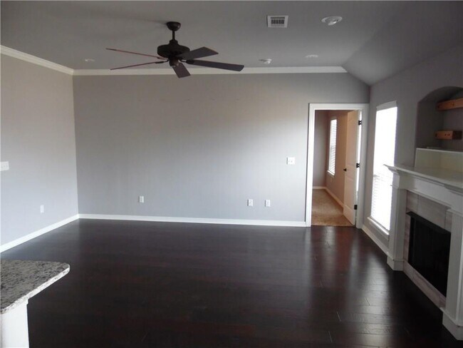 Building Photo - 121 Genoa Way