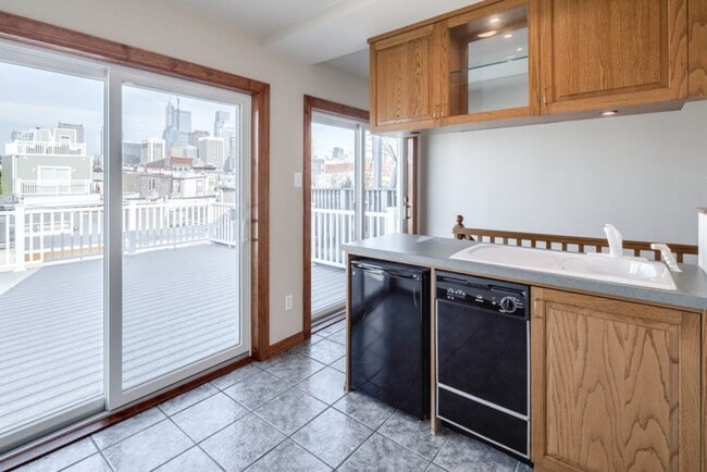 Building Photo - Spacious Three Bedroom Graduate Hospital Home w/ Roof Deck!