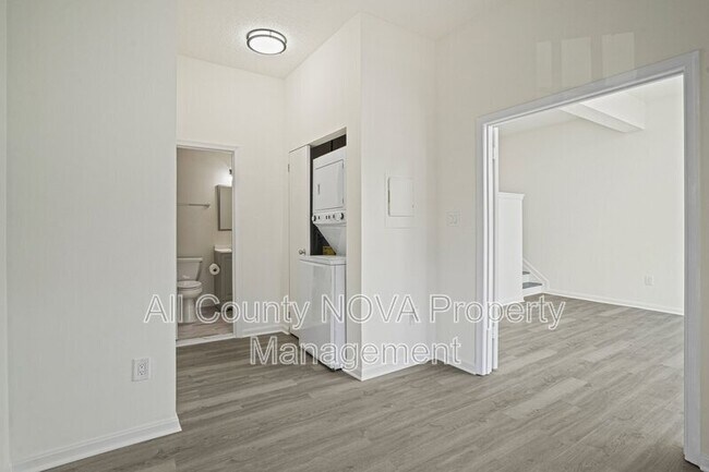 Building Photo - 1611 Carriage House Terrace