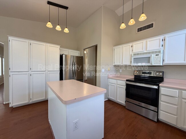 Building Photo - 1007 W Cooley Dr