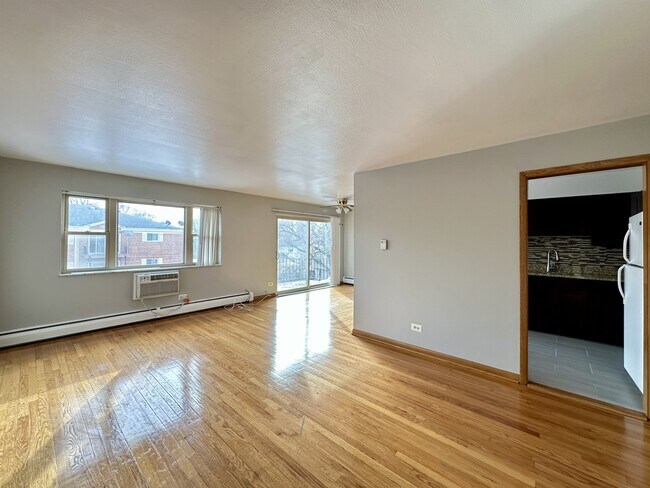 Building Photo - 1004 S River Rd