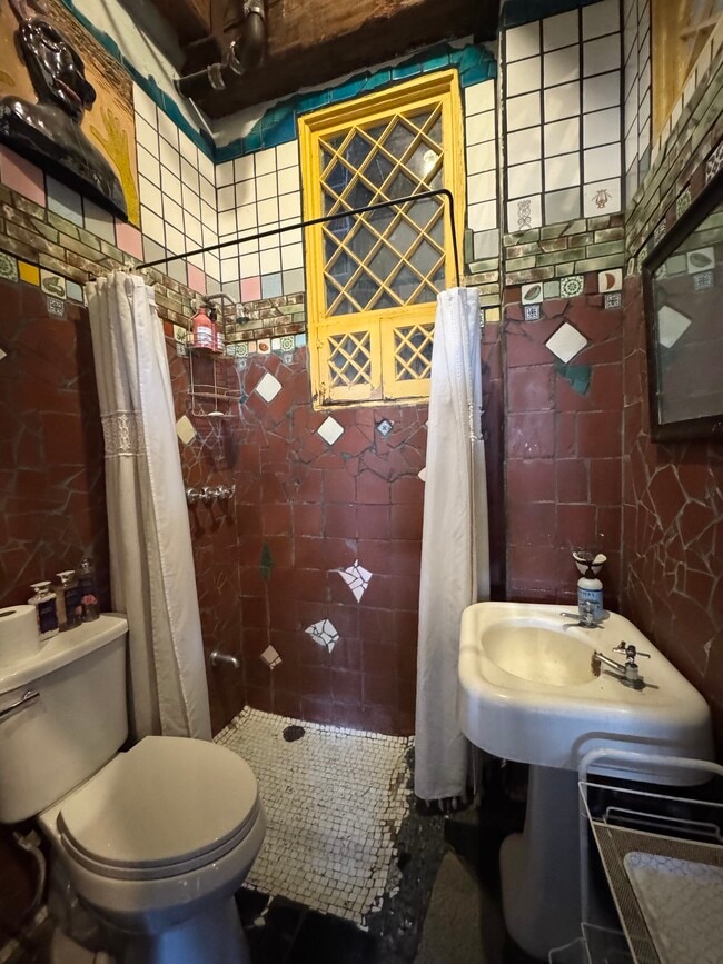 Building Photo - 915 W 16th St