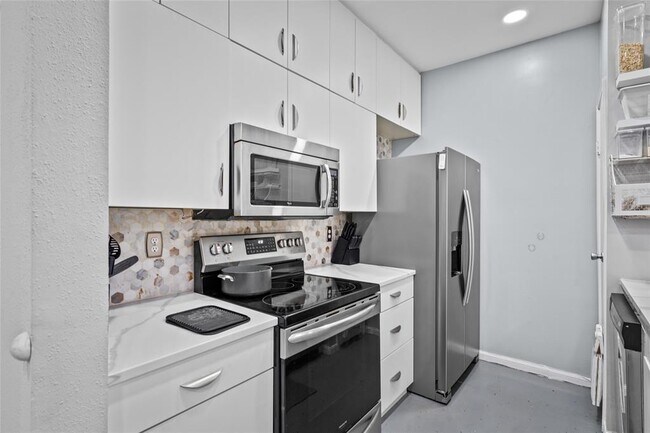 Building Photo - 9850 Pagewood Ln