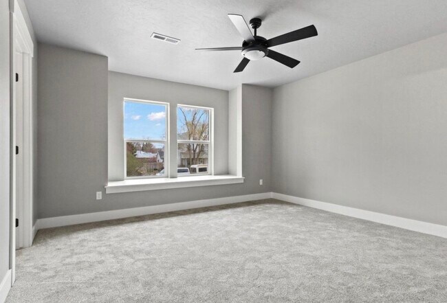 Building Photo - 465 S 3rd E St