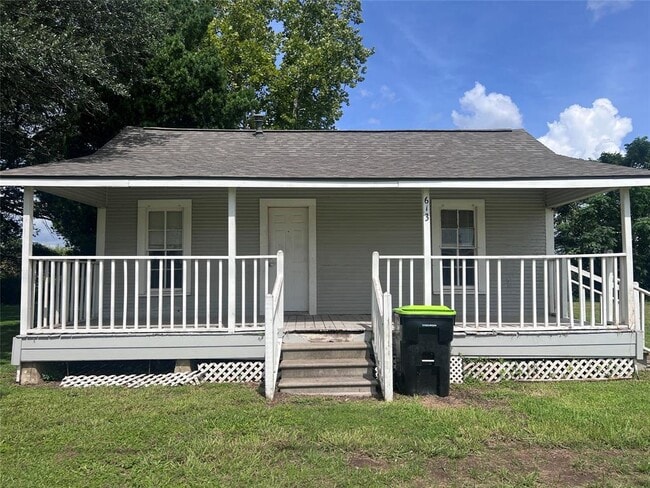 Primary Photo - 613 Harrison Ln