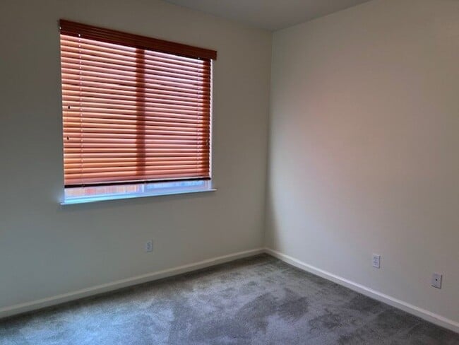 Building Photo - Stonelake home located on cul-de-sac