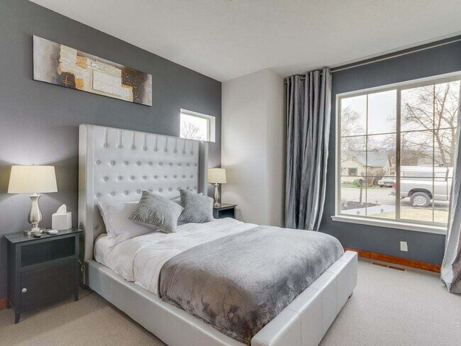 Building Photo - 1705 S Vermont Ave