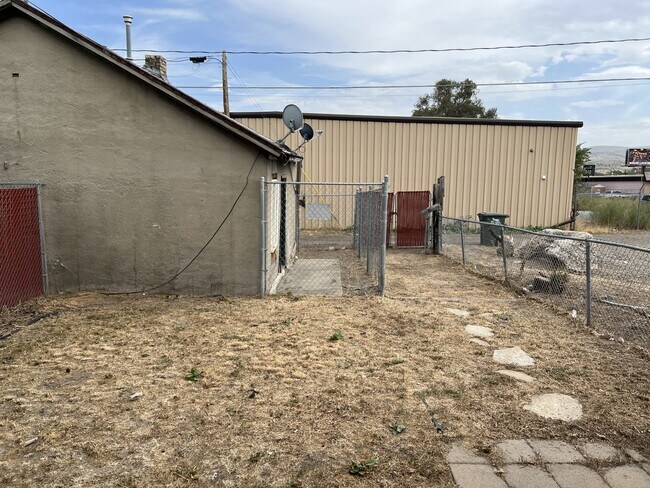 Building Photo - 570 Silver St