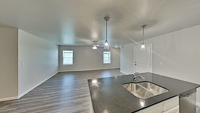 Building Photo - 2 Bedroom 2 Bathroom 2 Car Garage Duplex w...