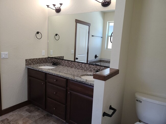 Building Photo - Beautiful Custom 3 bedroom 2 bath Home for Rent in Post Falls, ID