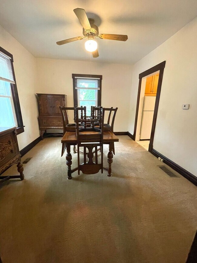 Building Photo - 117 E Davis Ave