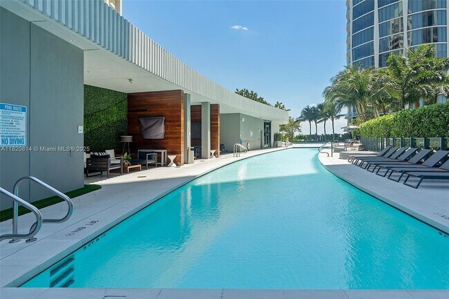 Building Photo - 2831 S Bayshore Dr