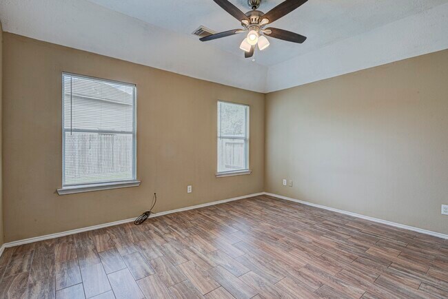 Building Photo - 1402 Sycamore Leaf Way
