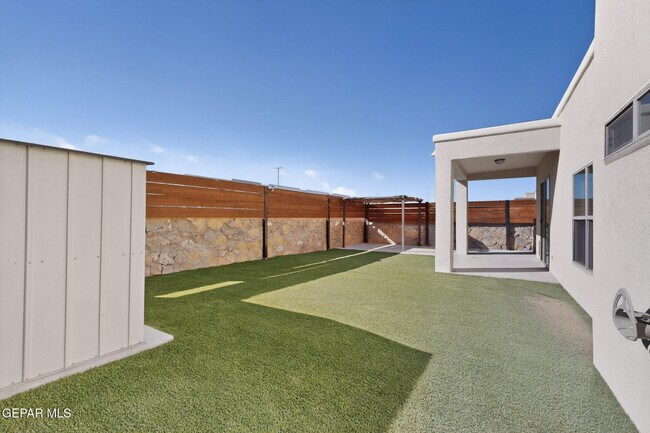 Building Photo - 320 S Manzanita Dr