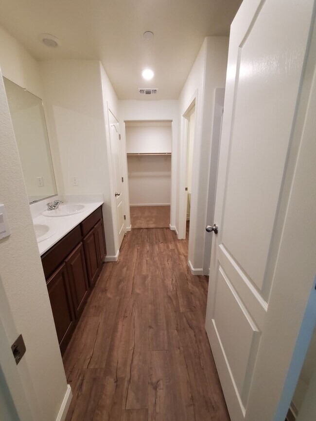 Building Photo - 3br, 2.5ba - Five Year Old - Solar - Single family home - Energy efficient - Linda, CA
