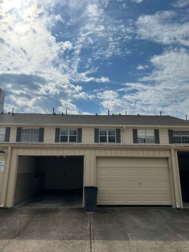 Building Photo - 5817 Valley Forge Dr