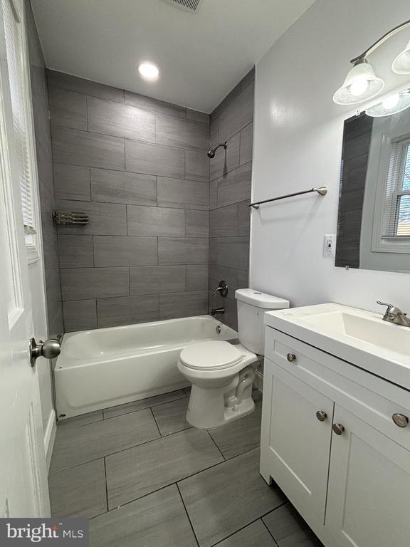 Building Photo - 3758 Columbus Dr