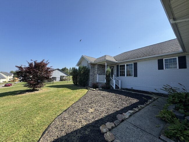 Building Photo - 36 Bayley Dr