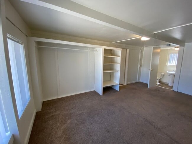 Building Photo - cla215*