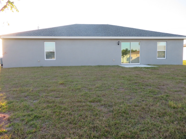 Building Photo - 2605 NE 6th Pl