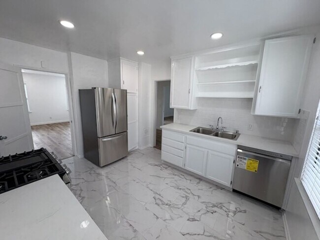 Interior Photo - 1802 Ocean Park Blvd