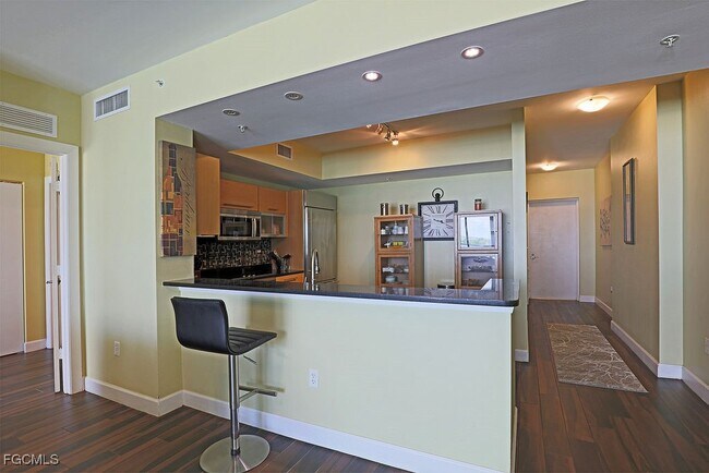 Primary Photo - 3000 Oasis Grand Blvd