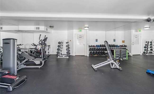 Building Photo - Discover this inviting 1-bedroom, 1-bathro...