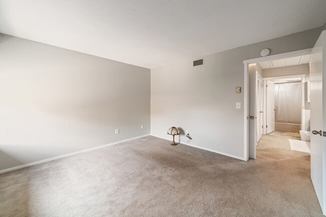 Building Photo - 21 Heritage Vlg