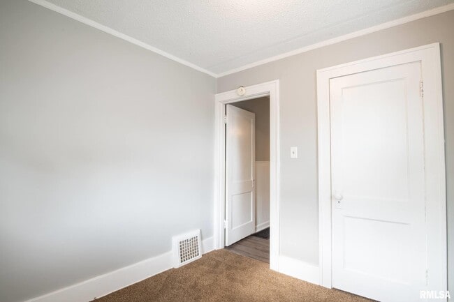Building Photo - 4515 Drake Dr