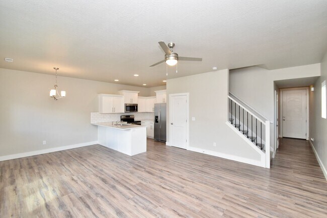 Building Photo - 3 Bedroom 2.5 Bath Townhome in West Haven!!