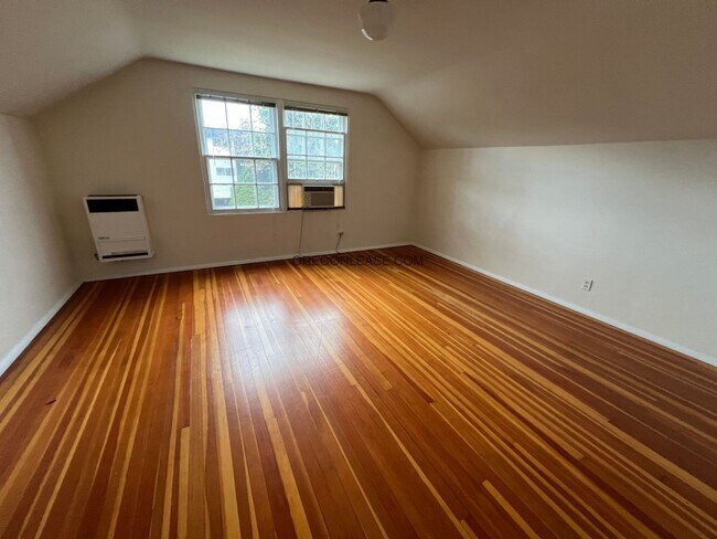 Building Photo - 2 Bedroom 2 bath downtown apartment available now