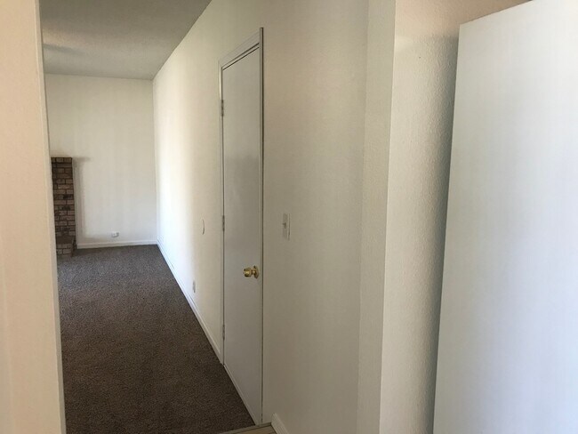 Building Photo - Adorable 3 Bed 2 Bath Ranch Style Home on ...