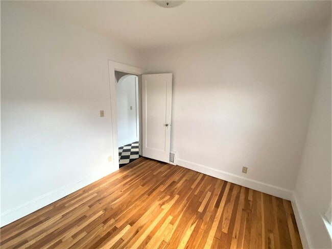 Building Photo - 105 Helen St