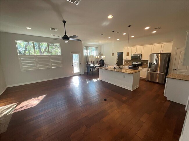 Building Photo - 313 Bedford Dr