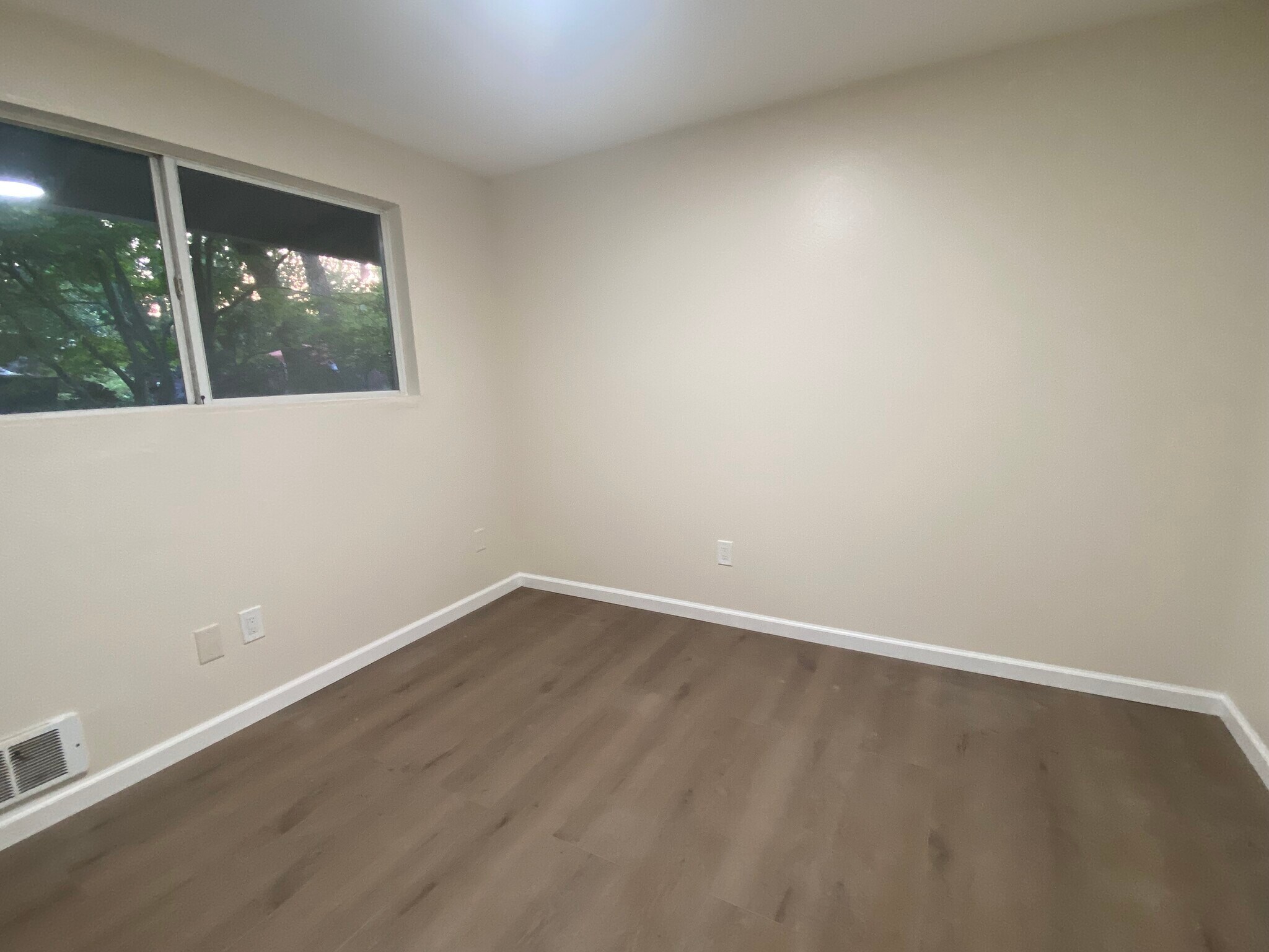Building Photo - 13908 SE Newport Way