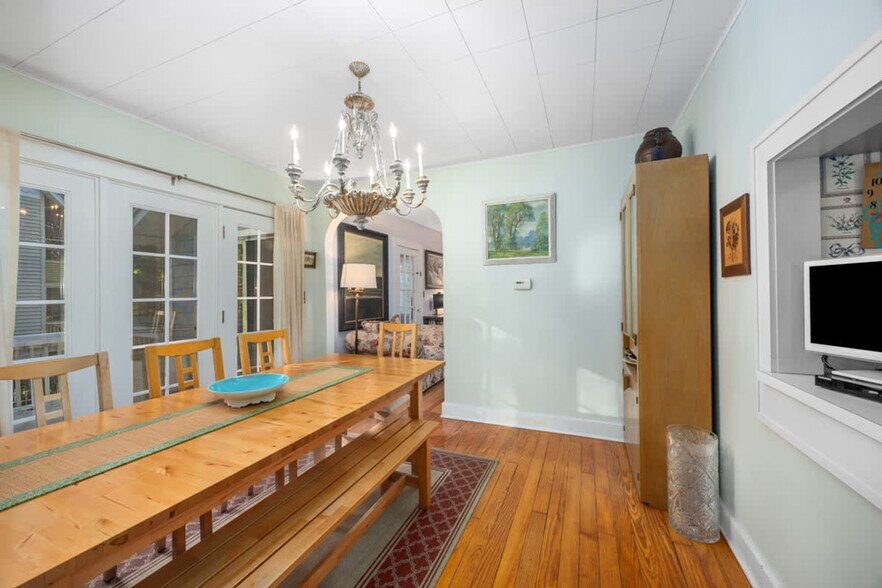 Building Photo - 630 Pleasant St